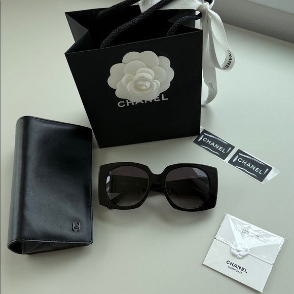 CHANEL Elegant Black Sunglasses main image 14